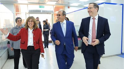 سفير إنجلترا بالقاهرة يزور الجامعة البريطانية ويشيد بالمستوى الأكاديمي