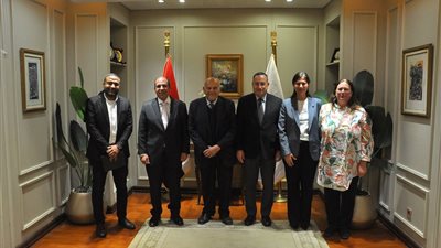 وزير التعليم العالي ومجدي يعقوب يناقشان تعزيز التعاون لدعم الرعاية الصحية وبناء القدرات في مصر وإفريقيا