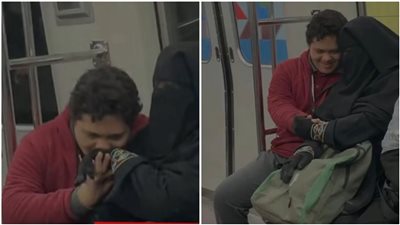 في زحام المترو.. لحظة حنان وحب بين أم وصغيرها تخطف القلوب