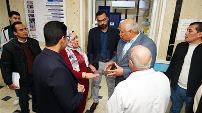 محافظ مطروح يُهنئ المرضى والأطقم الطبية بمستشفى الأطفال ويوزع كعك العيد.. ويؤكد جاهزية جميع المستشفيات