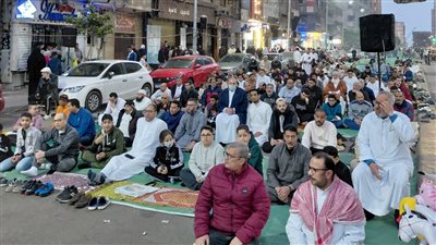 وسط تكبيرات العيد.. بدء توافد المصلين على ساحة مسجد سيدي بشر بالإسكندرية لأداء صلاة عيد الفطر 