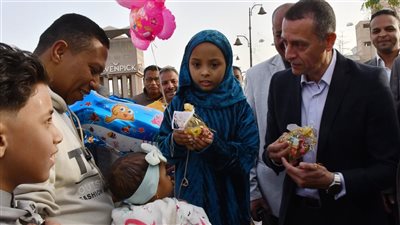 محافظ أسوان يوزع كروت التهنئة والعيدية على الصغار بمناسبة عيد الفطر.. ويلتقط الصور التذكارية معهم