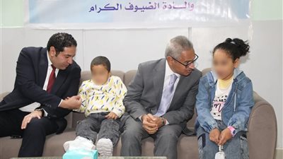 خلال جولة إنسانية.. محافظ بني سويف يهنئ الأيتام والمسنين بعيد الفطر