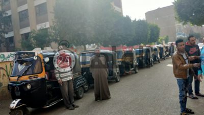 مرشح سابق بالفيوم يوفر “تكاتك” لنقل الناخبين للمقرات الانتخابية بالمجان (صور وفيديو)