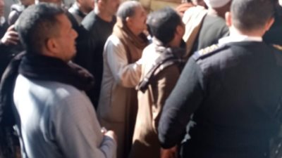 دون إجراءات احترازية.. تدافع الناخبين للإدلاء بأصواتهم بلجان قرية المصالحة في قنا (صور)