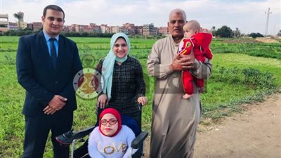 قصة كفاح وأيقونة نجاح.. فتاة من ذوي الهمم حصلت على البكالوريوس ووالدها ضحى بوظيفته للتفرغ لها (صور وفيديو)