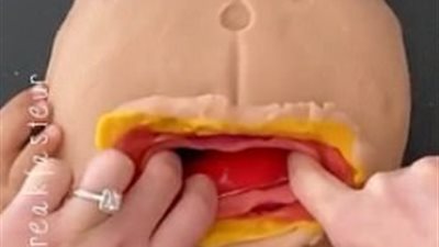 أم تعلم ابنها طريقة الولادة القيصرية باستخدام النماذج الطينية (صور)