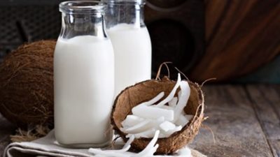 تعرفي على فوائد حليب جوز الهند للشعر والبشرة