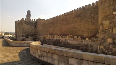 وزارة الآثار: اختفاء كشافات كهربائية تُستخدم لإضاءة سور القاهرة الفاطمية