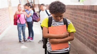 تنمر وعدم مسؤولية.. مدرسة تطرُد ولية أمر مُطلقة وتمنعها من استلام كُتب نجلها رغم قرار التعليم بالشرقية (مستندات)