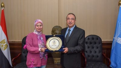 محافظ الإسكندرية يكرم نهى أحمد الفائزة بجائزة التميز الحكومي العربي بالإمارات