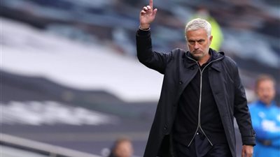 مورينيو يكشف مدة غياب الديرفيلد عن توتنهام بسبب الإصابة