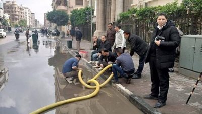 محافظ الجيزة: حركة المرور عادت لطبيعتها.. وهذه أبرز المناطق المتضررة من الأمطار (فيديو)