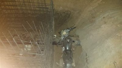 مصرع عامل وإصابة طالب إثر سقوطهما بحفرة تابعة لشركة مقاولات في سوهاج