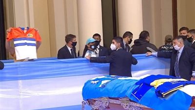 نقل جثمان مارادونا إلى القصر الرئاسي لإلقاء نظرة الوداع عليه