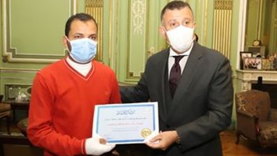 رئيس جامعة عين شمس يكرم عاملًا من شركة الكهرباء بعد إصابته