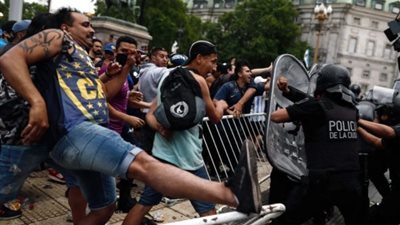 اشتباكات بين الأمن والجماهير خلال مراسم تشييع جثمان مارادونا (صور)