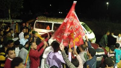 قبيل نهائي القرن.. صيدلي بقنا يحتفل بزفافه على أنغام أغاني ألتراس (صور)