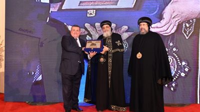 البابا تواضروس الثاني يكرم أسامة هيكل وزير الدولة للإعلام