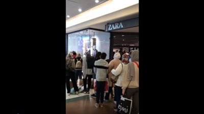 زحام داخل أحد المولات دون تباعد اجتماعي في “البلاك فرايدي” (فيديو)