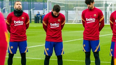 دقيقة حدادًا على روح مارادونا في تدريبات برشلونة