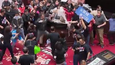 مشاجرة بأحشاء الخنازير في برلمان تايوان بحضور رئيس الوزراء (فيديو)