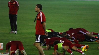 ما هو النظام الذي يتبعه لاعبو كرة القدم قبل المباريات؟ 