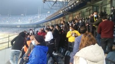 خناقة بين إداري الزمالك والصحفيين خلال مباراة نهائي دوري أبطال إفريقيا (فيديو وصور)