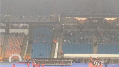 جماهير الأهلي تهاجم لاعبيها: “العب بقى يا عم.. خلي عندك دم”