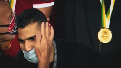 محمود الخطيب يقبل رأس مؤمن زكريا عقب التتويج بدوري أبطال إفريقيا