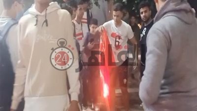 شاهد.. شاب يحرق علم الأهلي أمام نادي الزمالك (فيديو)
