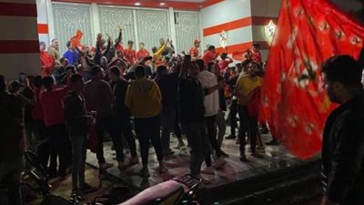 جماهير الأهلي تحتفل أمام أبواب نادي الزمالك بعد التتويج بدوري أبطال إفريقيا