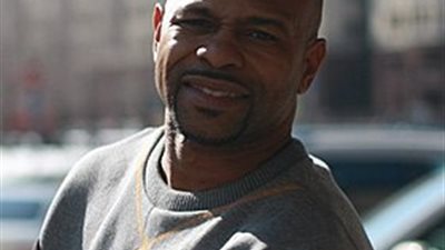 ملاكمة أسطورية بدون قفازات.. من هو “روي جونز” المنافس لـ”مايك تايسون”؟