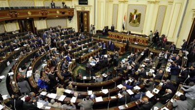 نسخة من الدستور وتابلت وبادج سيارة.. تعرف على محتويات شنطة أعضاء مجلس الشيوخ