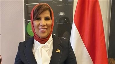 ألبسته تيشيرت الحزب في بيتها.. النائبة صبورة السيد تثير الجدل بنشر صورة فرد أمن يرتدي زيا عليه شعار “مستقبل وطن”