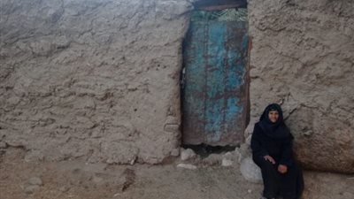 معاناة أهالي نجع الخور في قنا.. ممنوعون من توصيل المياه والكهرباء والسجن بانتظارهم (صور وفيديو)