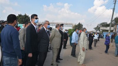 بحضور المحافظ ومدير الأمن.. إزالة 47 حالة مخالفات بالطريق الزراعي بالقليوبية (صور)