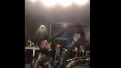 سقوط الفنان الموقوف أثناء صعوده على مسرح  مهرجان ضيافة في دبي (فيديو)