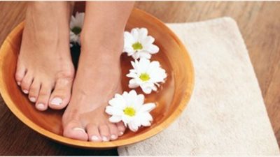 10 طرق طبيعية للعناية بالقدمين والقضاء على رائحة الأرجل الكريهة