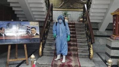 تطهير وتعقيم مبنى ديوان عام محافظة المنوفية عقب إصابة المحافظ و4 من طاقمه بفيروس كورونا