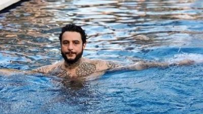 أحمد الفيشاوي يودع الصيف من “البيسين” برفقة زوجته (صور)