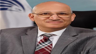 رئيس الشركة القابضة لمصر للطيران يشيد بالعاملين بمستشفى الشركة الوطنية لمواجهة كورونا