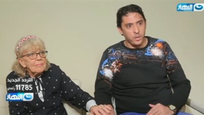 مصري متزوج من إنجليزية تكبره بـ50 عاما: “بنعمل اللي الصغيرين مبيعملهوش” (فيديو)