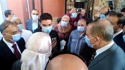 مواطن يستوقف وزيرة التضامن بكفر الشيخ: “عاوز كرسي متحرك” (فيديو)