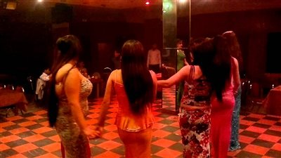 رجل و5 ساقطات.. كواليس “سهرة حمراء” انتهت بالسم والقتل