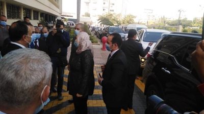 تعطل سيارة وزيرة التضامن الاجتماعي على الطريق الدولي الساحلي بكفر الشيخ (خاص)