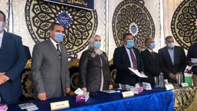 وزيرة التضامن ومحافظ كفر الشيخ يسلمان عقود 620 مشروع بطاريات دواجن (صور)