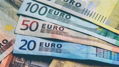 اليورو يرتفع 1% ويسجل أعلى مستوى بعامين ونصف مقابل الدولار