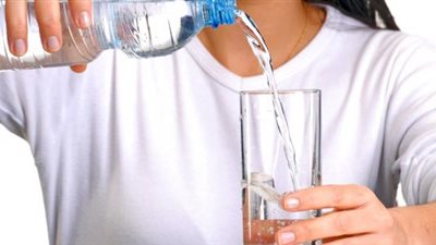 أخصائي تغذية علاجية: الماء المادة الوحيدة القادرة على فلترة الجسم من السموم