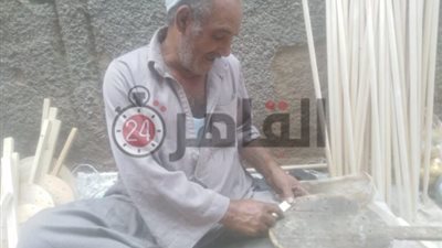 صانع مفراك ومطرحة خشبية بسوهاج: “كورونا رجعتني لمهنة أبويا وجدي” (صور وفيديو)